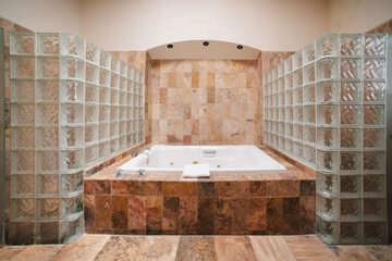 Deep soaking bathtub