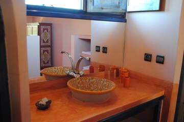 Bathroom sink