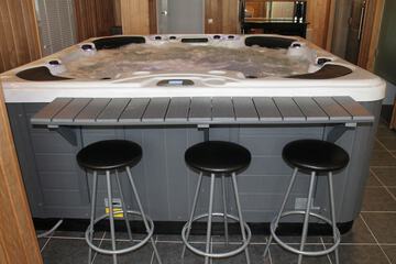 Indoor spa tub