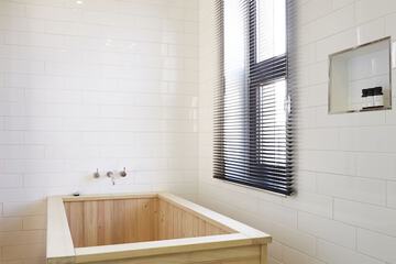 Deep soaking bathtub