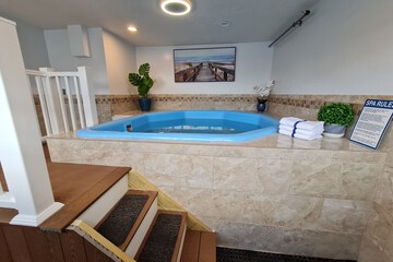Indoor spa tub