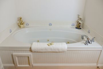 Deep soaking bathtub