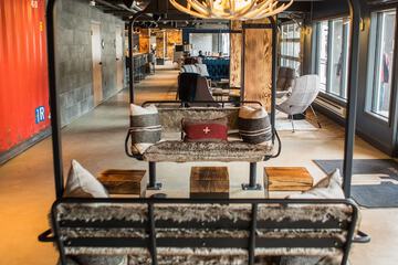 Lobby lounge