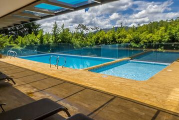 Indoor/outdoor pool