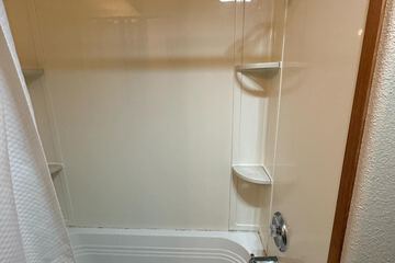 Deep soaking bathtub