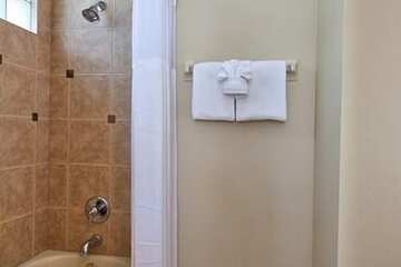 Deep soaking bathtub
