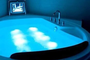 Indoor spa tub