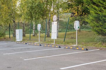 Electric vehicle charging station