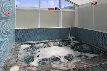 Indoor spa tub