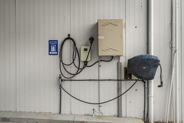 Electric vehicle charging station