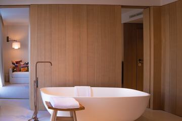 Deep soaking bathtub