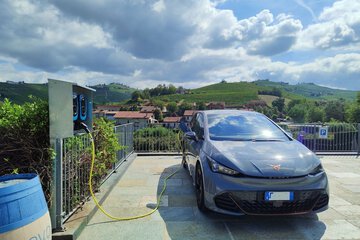 Electric vehicle charging station