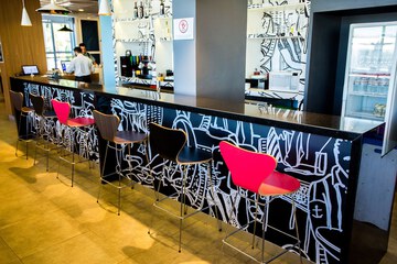 Lobby lounge
