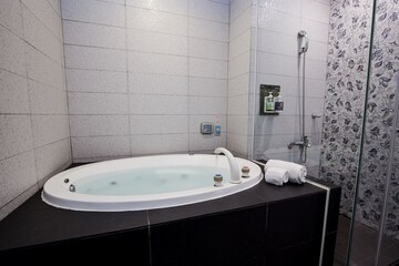 Jetted tub