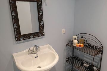 Bathroom sink