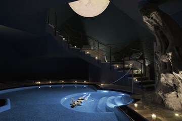 Indoor spa tub