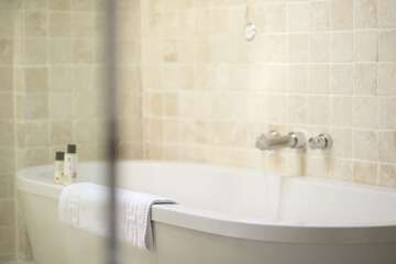 Deep soaking bathtub