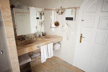 Bathroom sink