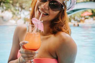 Swim-up bar