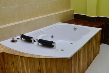 Jetted tub