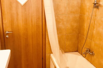 Deep soaking bathtub