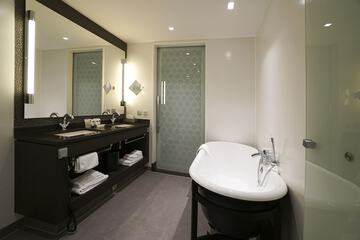 Deep soaking bathtub