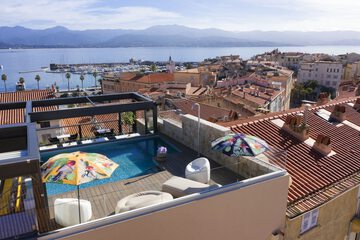 Rooftop pool