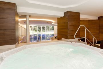Indoor spa tub