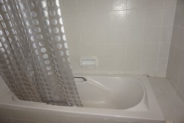 Deep soaking bathtub
