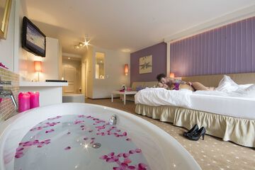 Deep soaking bathtub