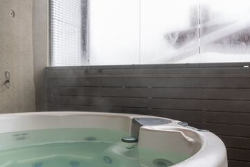 Private spa tub
