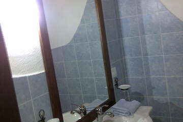 Bathroom sink