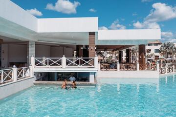 Swim-up bar