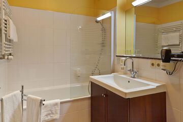 Deep soaking bathtub