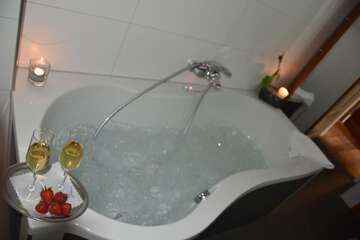 Deep soaking bathtub