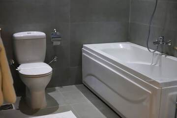 Deep soaking bathtub