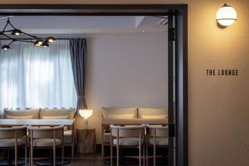 Lobby lounge