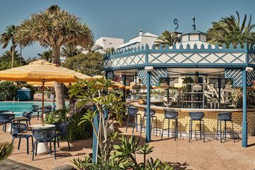 Poolside bar