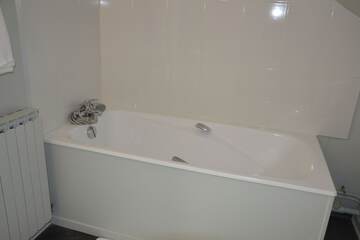 Deep soaking bathtub
