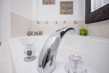 Deep Soaking Bathtub