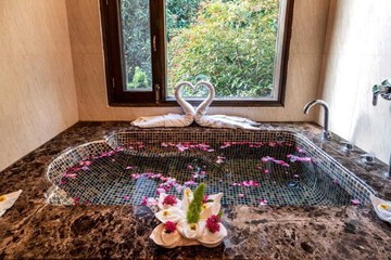 Deep soaking bathtub