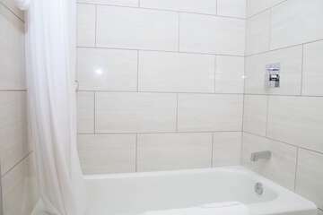 Deep soaking bathtub