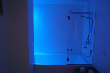 Deep soaking bathtub