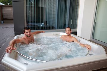 Indoor spa tub
