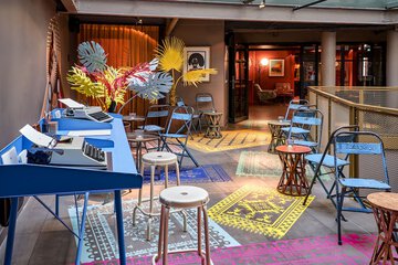 Lobby lounge