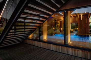 Indoor spa tub