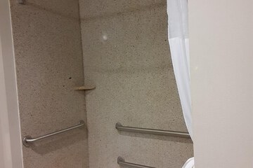 Deep soaking bathtub