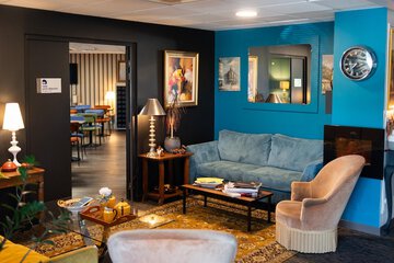 Lobby lounge