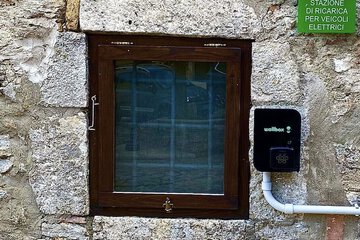 Electric vehicle charging station