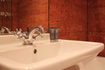 Bathroom sink